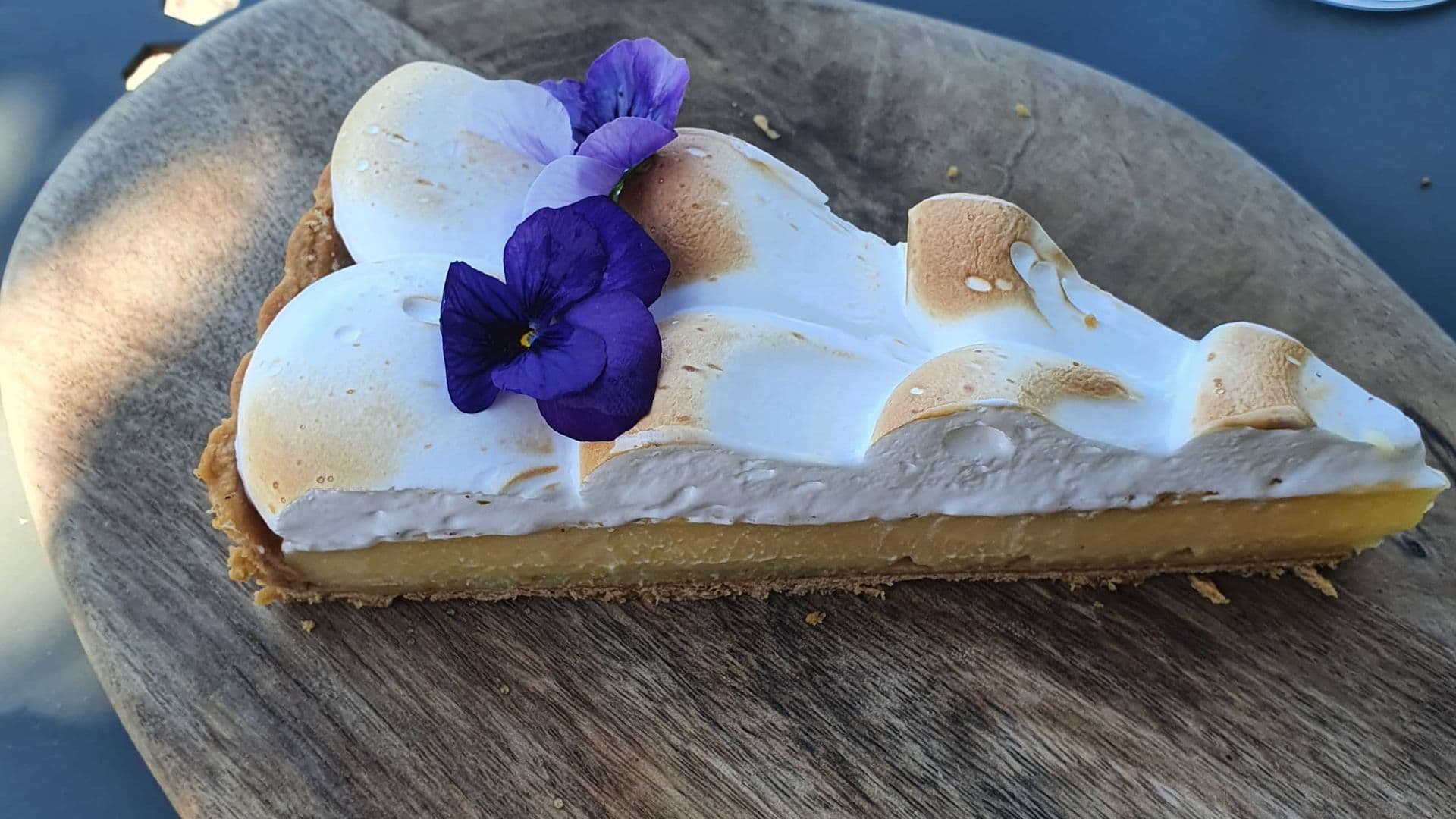 Image de l'article cocooning / une-terrasse-ensoleillee-et-une-cuisine-savoureuse-auberge-de-crussol